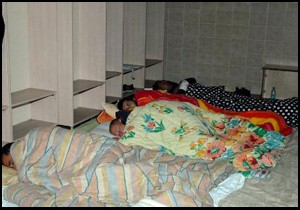 Antalya da evsizler geceyi spor salonunda geçirdi