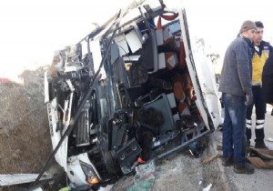 Afyonkarahisar da otobüs devrildi: 30 yaralı