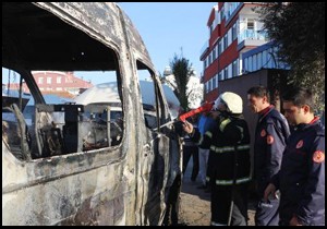Galeride yangın: 3 araç yandı