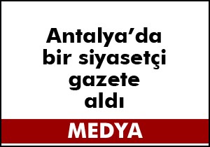Antalya da bir siyasetçi gazete aldı
