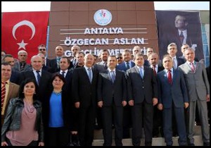 Vali Türker, Özgecan Aslan Gençlik Merkezi ni gezdi