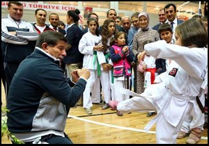 Başbakan Davutoğlu spor salonu açılışı yaptı