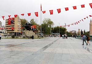 Cumhuriyet Meydanı ve Tophane Parkı bayrama hazır