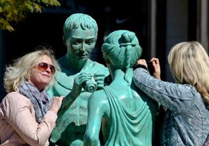 Antalya nın heykelleri turistleri çekiyor