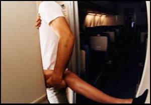 Hostes uçak tuvaletinde seks yapan çifte “mutlu üremeler” anonsu yaptı