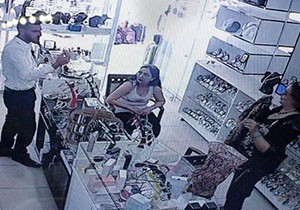 Kadın turistlerin hırsızlık anı güvenlik kamerasında