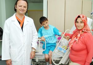 15 yaşındaki Mustafa 4 saatlik ameliyatla ayağa kalktı