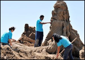 Kum heykellerin yapımına başlandı