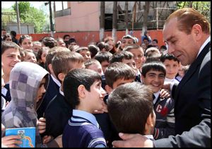 Kaya Atatürk e benzerliğiyle öğrencileri şaşırttı