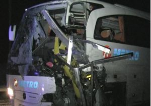 Yolcu otobüsü tırla çarpıştı : 1 ölü 7 yaralı