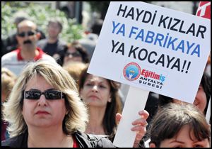 Antalya da öğretmenler yarım saat işi bıraktı