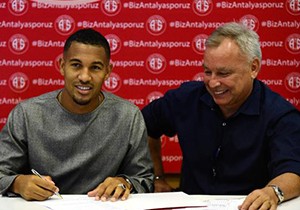 Antalyaspor, Vainqueur ile 3 yıllık sözleşme imzaladı