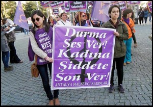 Halkevci kadınlardan şiddete karşı yürüyüş