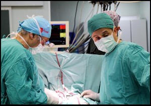 İki hastaya, yapay kalp ve eriyen kalp kapağı birlikte takıldı