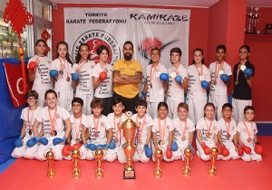 Akrepler Antalya ya yılın kupasını getirdi