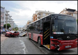 Halk otobüsü kaza yaptı: 2 yaralı