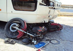 Tur otobüsüyle motosiklet çarpıştı: 1 yaralı