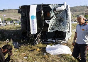 Antalya dan Ankara ya giden otobüs kaza yaptı; 2 ölü, 43 yaralı