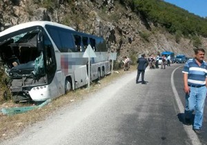 Yolcu otobüsü kayalığa çarptı: 2 ölü, 5 yaralı
