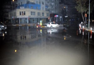 Düden Şelalesi taştı suları caddelere aktı