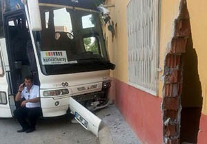 Otobüs duvara çarptı