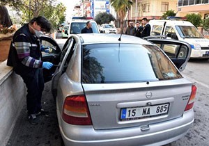 Otomobilin camını patlatıp 24 bin lira çaldılar