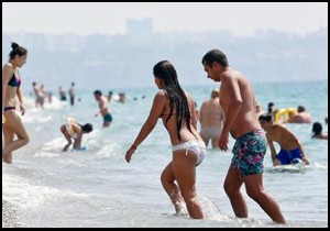 Antalya da plajlar hareketlendi