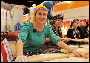 Rus kadınlar çiğ köfte yapacak