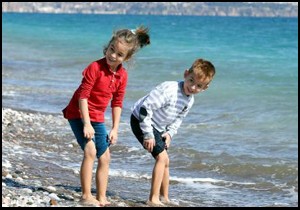 Antalyalı çocuklar sahilde oynadı
