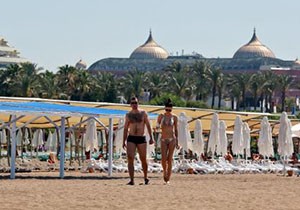 Antalya da sahiller birkaç turiste kaldı