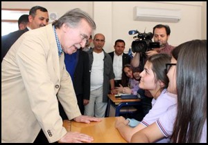 Mehmet Ali Şahin okul gezdi, öğrencilerle sohbet etti