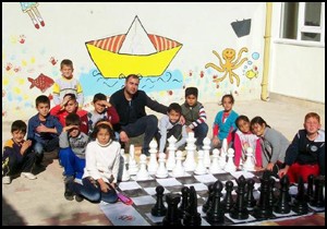 Çocuklar satranç öğreniyor