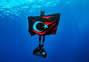 Şahika Ercümen den sualtında Türk bayraklı  Zafer  kutlaması