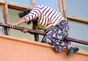Temizlikçi kadın balkon penceresinde sıkıştı