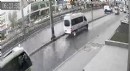 Minibüs aydınlatma direğine çarparak devrildi