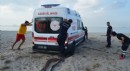 Sahilde kuma saplanan ambulansı itfaiye kurtardı