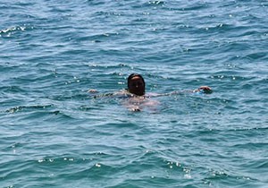 Deniz den 3 saat çıkmayan Rus turist korkuttu