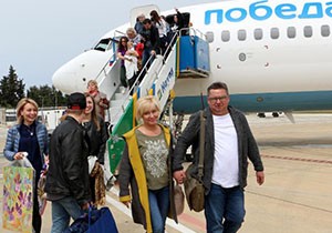 Rus turistler, havalimanında su takıyla karşılandı