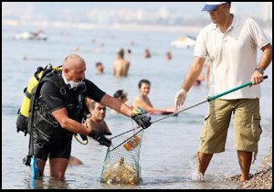TURMEPA gönüllüleri sahili temizledi
