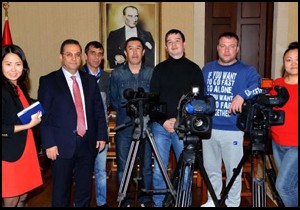 Kazak televizyoncularla röportaj