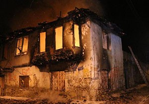 Antalya da ahşap ev, yandı