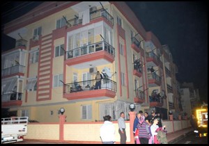 Bina duman doldu, itfaiye 50 kişiyi balkonlardan kurtardı