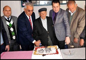 106 ncı doğum gününü pasta keserek kutladı