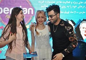 İranlı şarkıcı hayranlarıyla buluştu