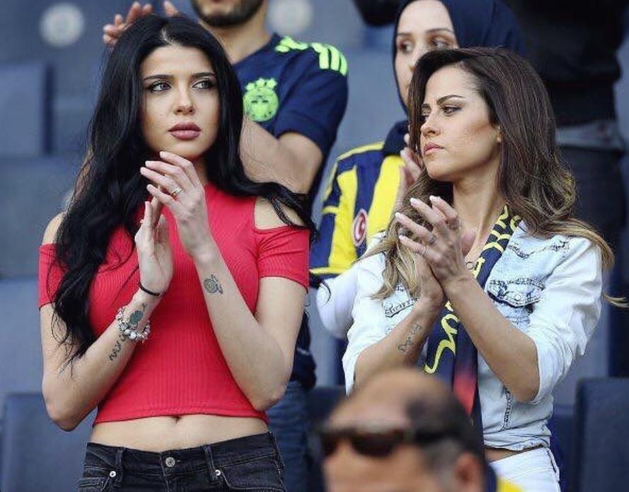 Türk futbolcunun eşi çıktı - 14