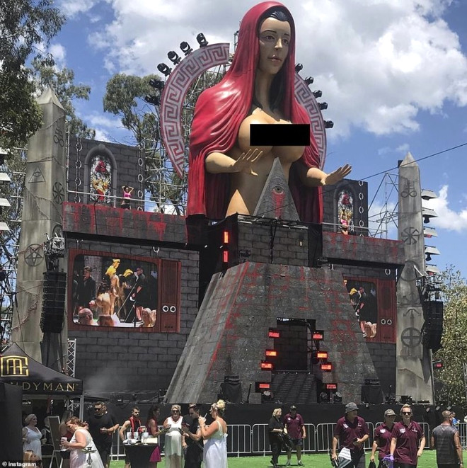 Instagram'ın fenomen Playboy'un diktirdiği heykel alay konusu oldu - 2
