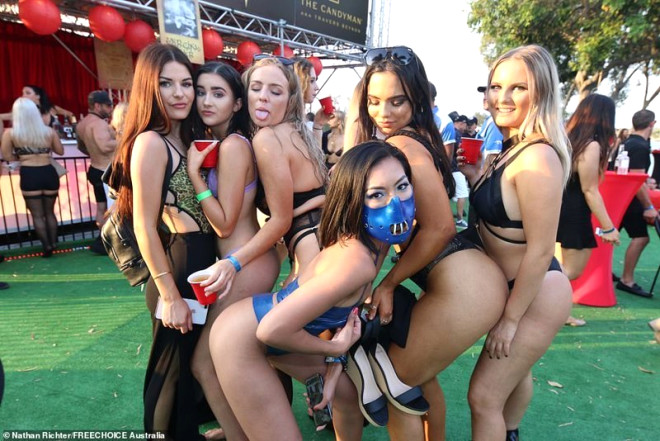 Instagram'ın fenomen Playboy'un diktirdiği heykel alay konusu oldu - 7