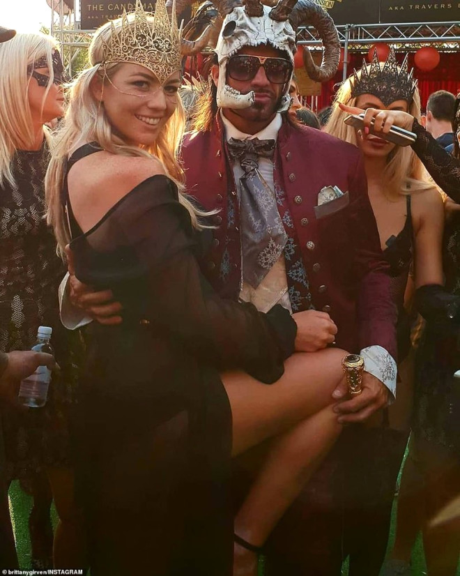 Instagram'ın fenomen Playboy'un diktirdiği heykel alay konusu oldu - 1