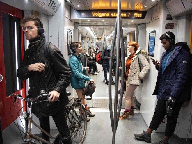 Metroda bir anda soyunmaya başladılar, yolcular şoke oldu! - 16