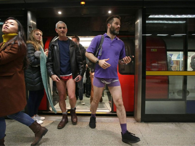 Metroda bir anda soyunmaya başladılar, yolcular şoke oldu! - 18